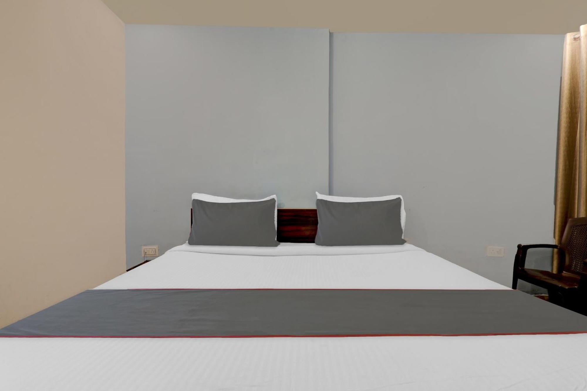 Collection O Premier Near Hazratganj Otel Lucknow Dış mekan fotoğraf