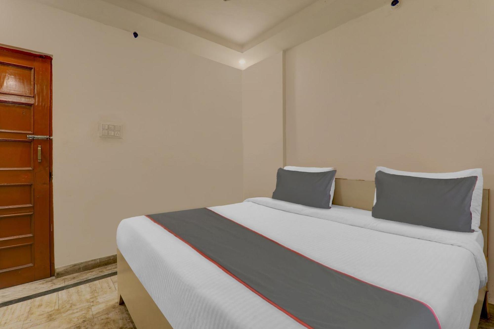 Collection O Premier Near Hazratganj Otel Lucknow Dış mekan fotoğraf