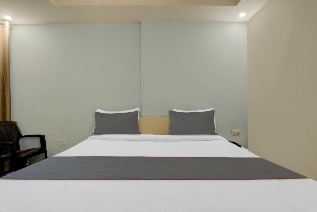 Collection O Premier Near Hazratganj Otel Lucknow Dış mekan fotoğraf