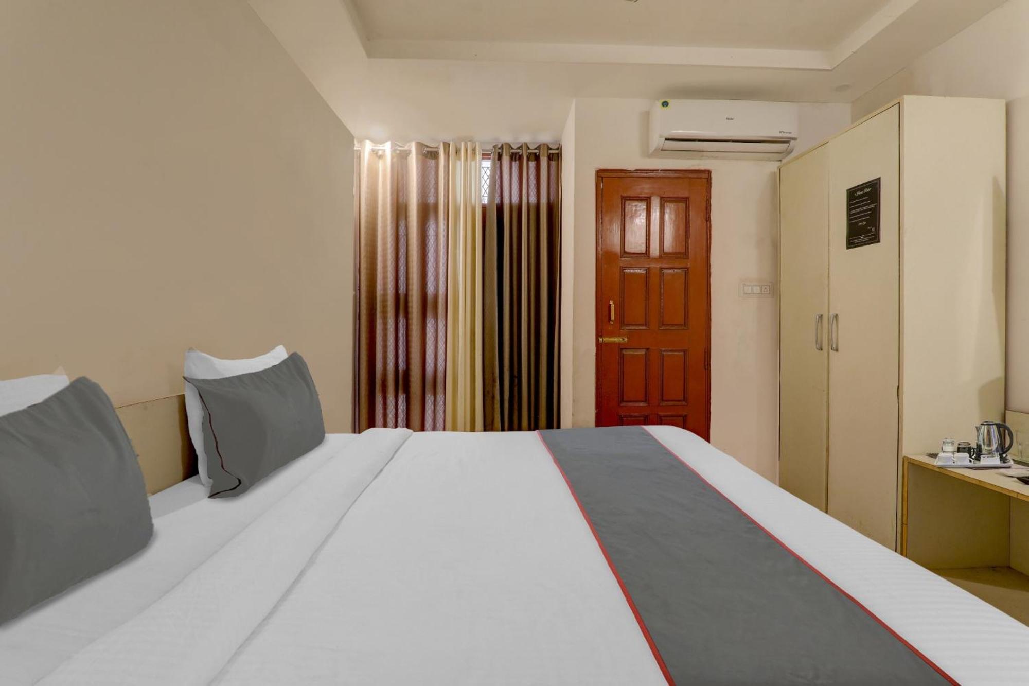 Collection O Premier Near Hazratganj Otel Lucknow Dış mekan fotoğraf