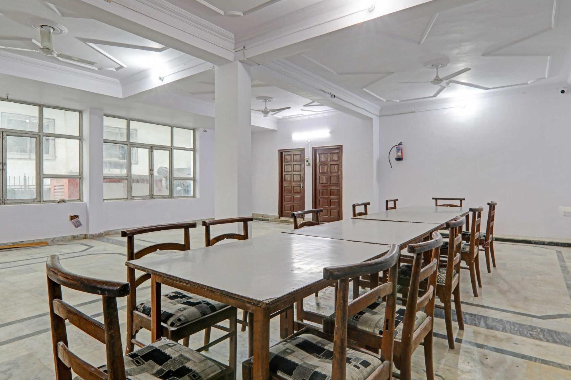 Collection O Premier Near Hazratganj Otel Lucknow Dış mekan fotoğraf