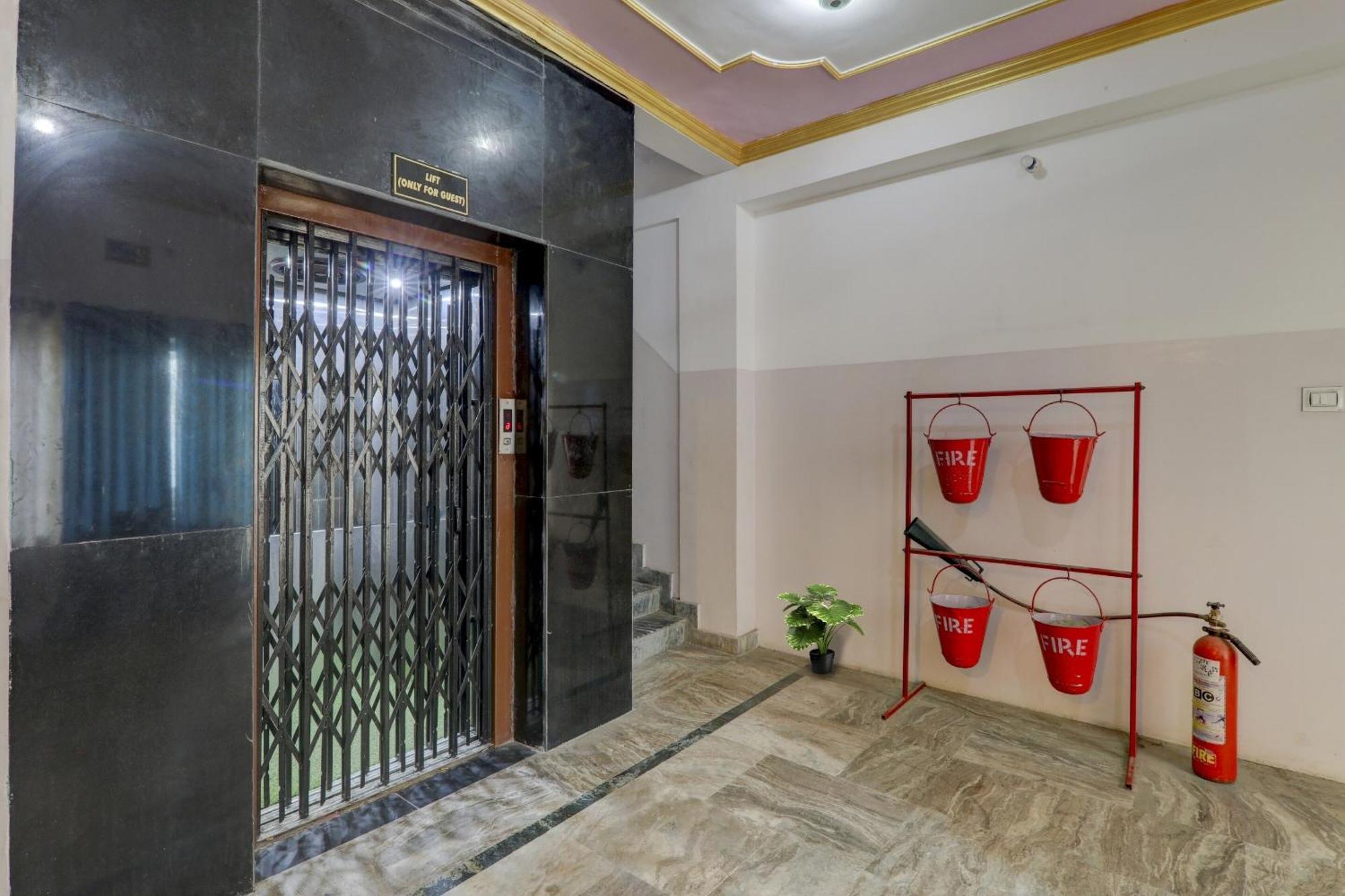 Collection O Premier Near Hazratganj Otel Lucknow Dış mekan fotoğraf